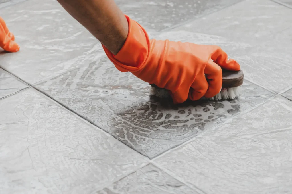 Non lavare mai i pavimenti con candeggina: ecco perché Non lavare mai i pavimenti con candeggina: ecco perché