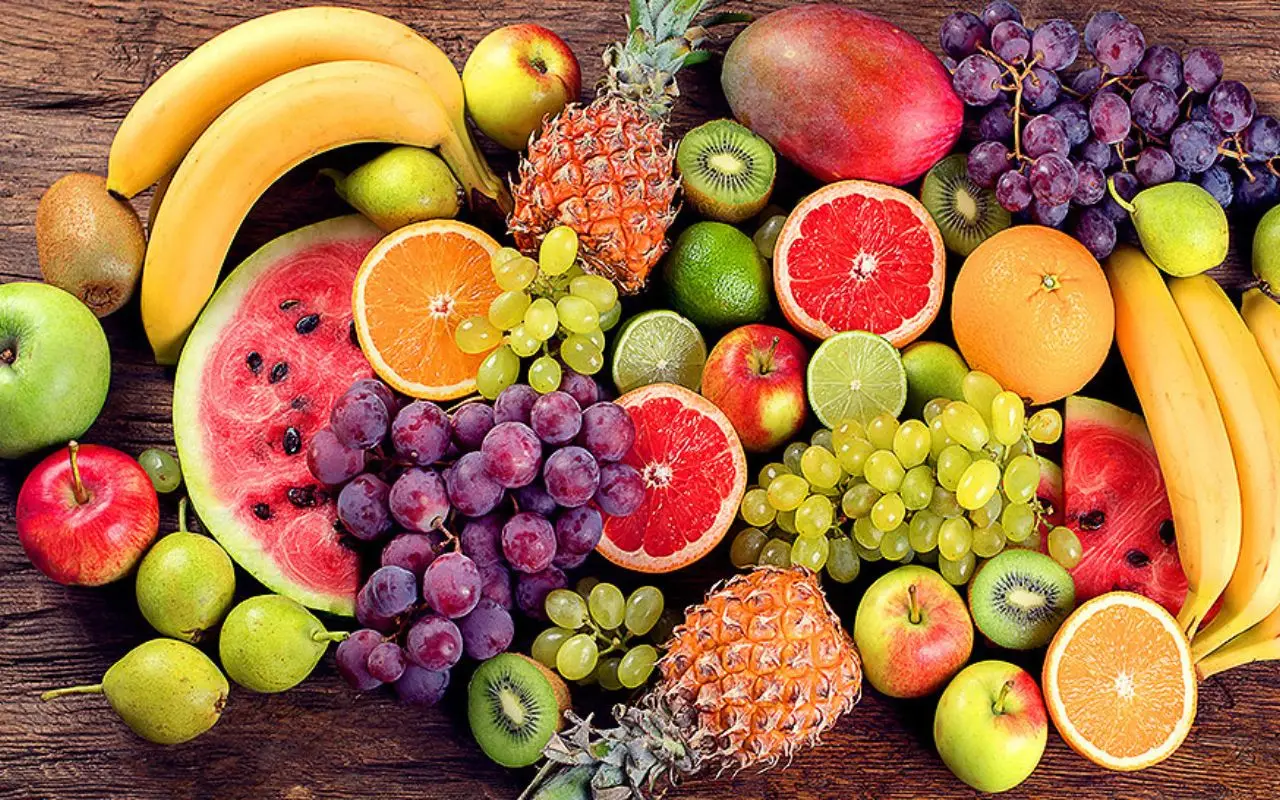 Mangiare frutta prima o dopo i pasti: ecco cosa succede alla digestione