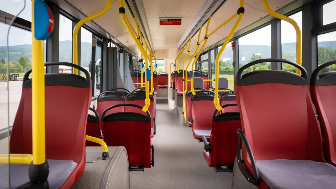 Da vecchio scuolabus a casa da sogno su 4 ruote: guarda la trasformazione che ha lasciato tutti a bocca aperta