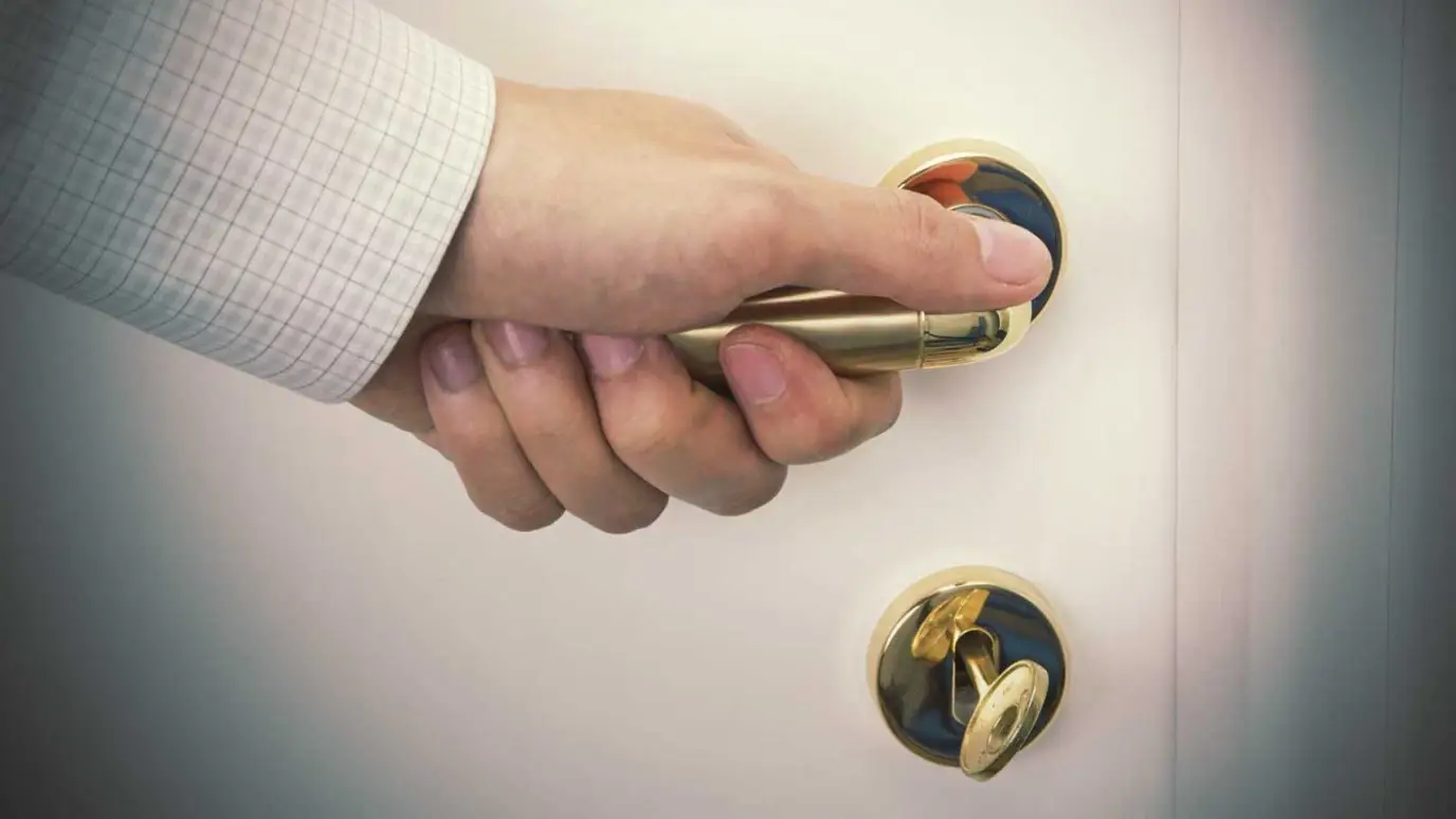 Come igienizzare le maniglie delle porte: ecco il metodo che funziona davvero