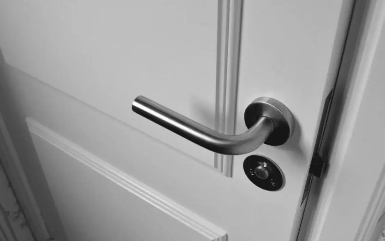 Come igienizzare le maniglie delle porte: ecco il metodo che funziona davvero Immagine selezionata