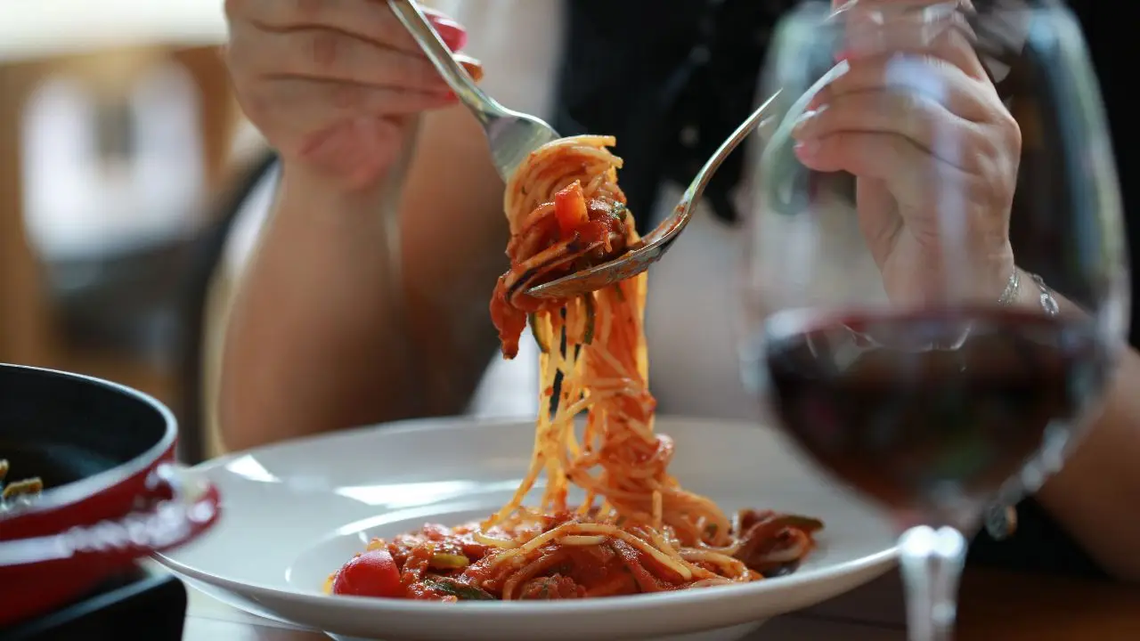 Bere troppa acqua ai pasti può ostacolare la digestione: ecco cosa succede Immagine selezionata