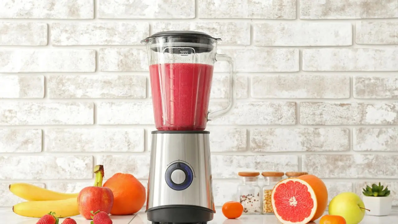 Frullatore mai lavato senza smontarlo aumenta il rischio di muffa Frullatore mai lavato senza smontarlo aumenta il rischio di muffa